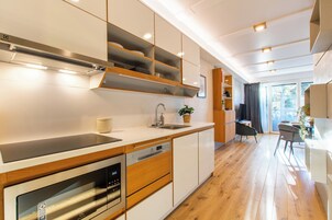 Escritorio, wifi gratis y ropa de cama 