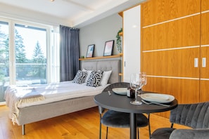 Apartamento, 2 camas individuales | Escritorio, wifi gratis, ropa de cama