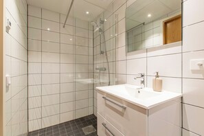 Apartamento Business | Baño | Ducha, secador de pelo, suelo radiante y toallas