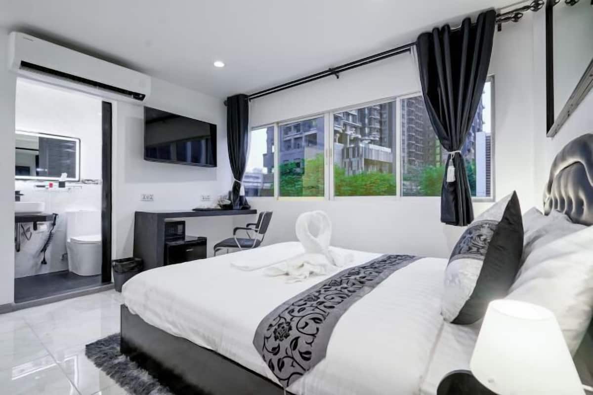 1 bedroom, Egyptian cotton sheets, premium bedding, memory-foam beds