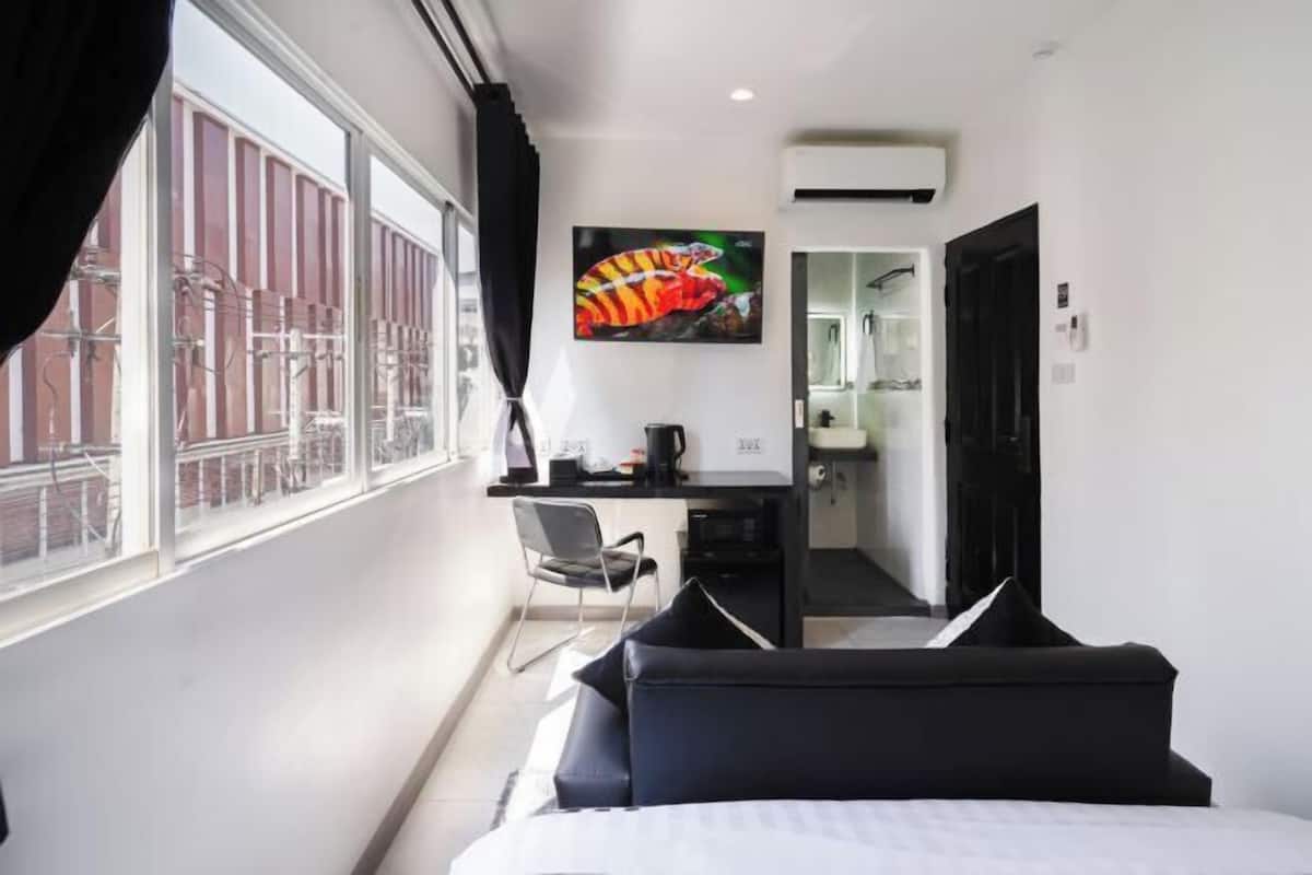 1 bedroom, Egyptian cotton sheets, premium bedding, memory-foam beds