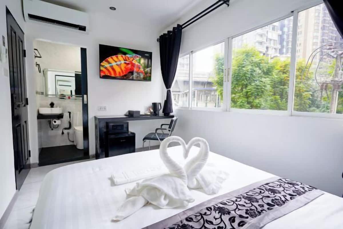 1 bedroom, Egyptian cotton sheets, premium bedding, memory-foam beds