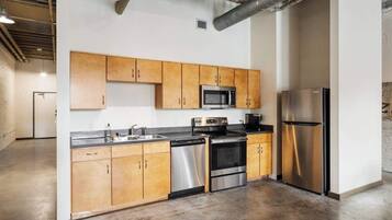 Fridge, oven, stovetop, dishwasher