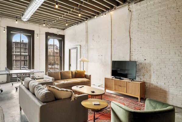 TV - Historic 3BR Loft on Whiskey Row (Louisville)