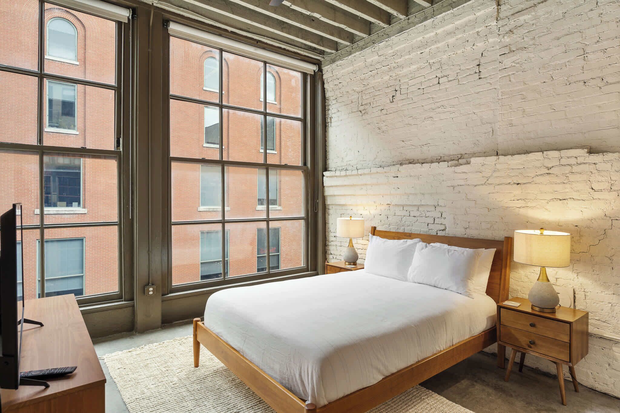 5 bedrooms, iron/ironing board, WiFi, bed sheets