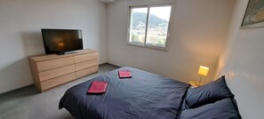 3 quartos, escrivaninha, ferros/tábuas de passar roupa, berço de viagem