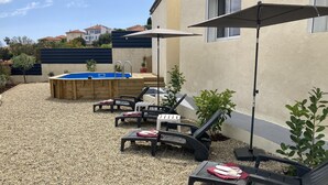 A backyard with a pool, lounge chairs, and umbrellas. - Offre de Lancement ! Villa Nice Centre (Nice)