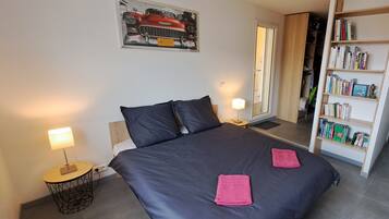 3 bedrooms, desk, iron/ironing board, travel crib