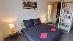 3 habitaciones, escritorio y tabla de planchar con plancha