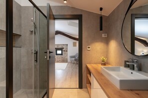Douche, sĂšche-cheveux, serviettes fournies, savon