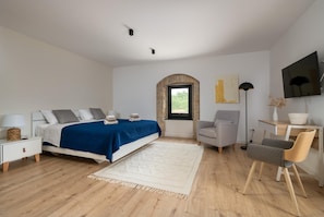 4 bedrooms, in-room safe, iron/ironing board, WiFi