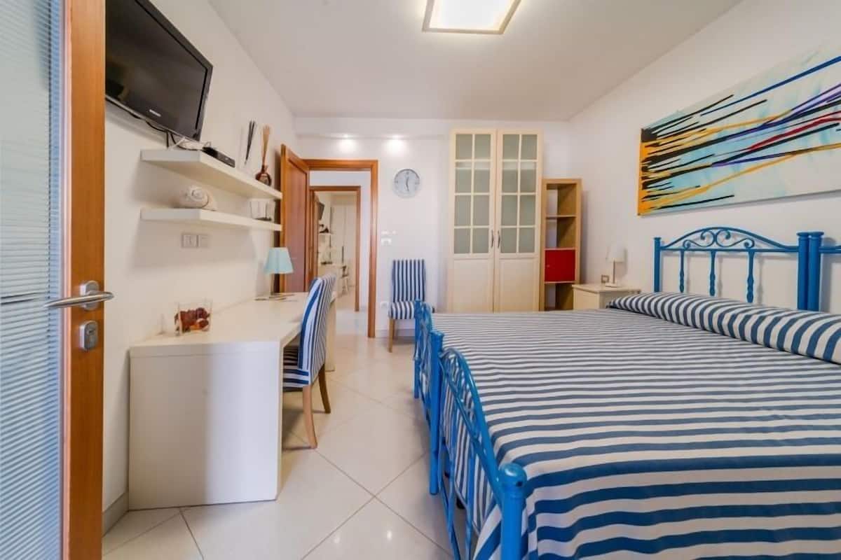 1 bedroom, minibar, desk