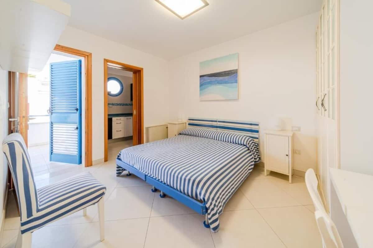 1 bedroom, minibar, desk