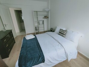 2 slaapkamers, een strijkplank/strijkijzer, reisbedje, gratis wifi