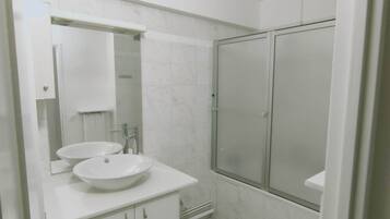 Een bubbelbad, een haardroger, handdoeken, zeep