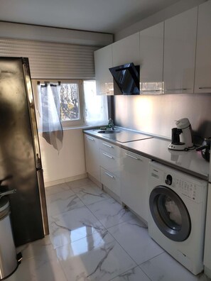 Een koelkast, een microgolfoven, een oven, een kookplaat