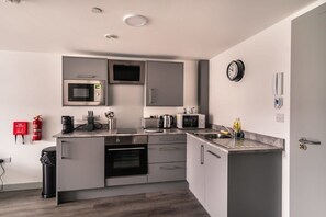 Fridge, microwave, oven, stovetop - Smart 1 Bedroom Apartment in Liverpool Centre (Liverpool)