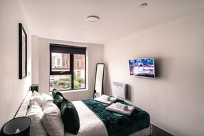 1 bedroom, iron/ironing board, WiFi, bed sheets - Smart 1 Bedroom Apartment in Liverpool Centre (Liverpool)