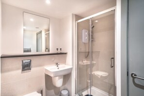 Shower, hair dryer, towels - Smart 1 Bedroom Apartment in Liverpool Centre (Liverpool)