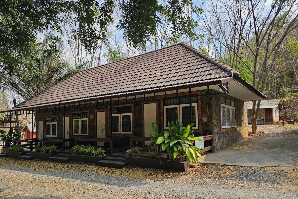 1 bedroom, premium bedding, desk, blackout curtains