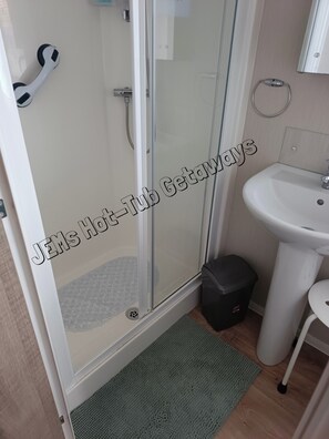Shower, hair dryer - 6 Berth luxury holiday home at Tattershall Lakes. Private Hot-Tub. Pet Friendly (Lincoln)