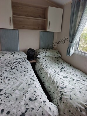 2 bedrooms, iron/ironing board, travel crib, free WiFi - 6 Berth luxury holiday home at Tattershall Lakes. Private Hot-Tub. Pet Friendly (Lincoln)