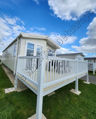 6 Berth luxury holiday home at Tattershall Lakes. Private Hot-Tub. Pet Friendly