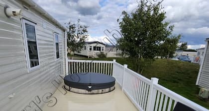 6 Berth luxury holiday home at Tattershall Lakes. Private Hot-Tub. Pet Friendly