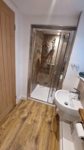 Cottage | Bathroom | Shower, hair dryer, towels