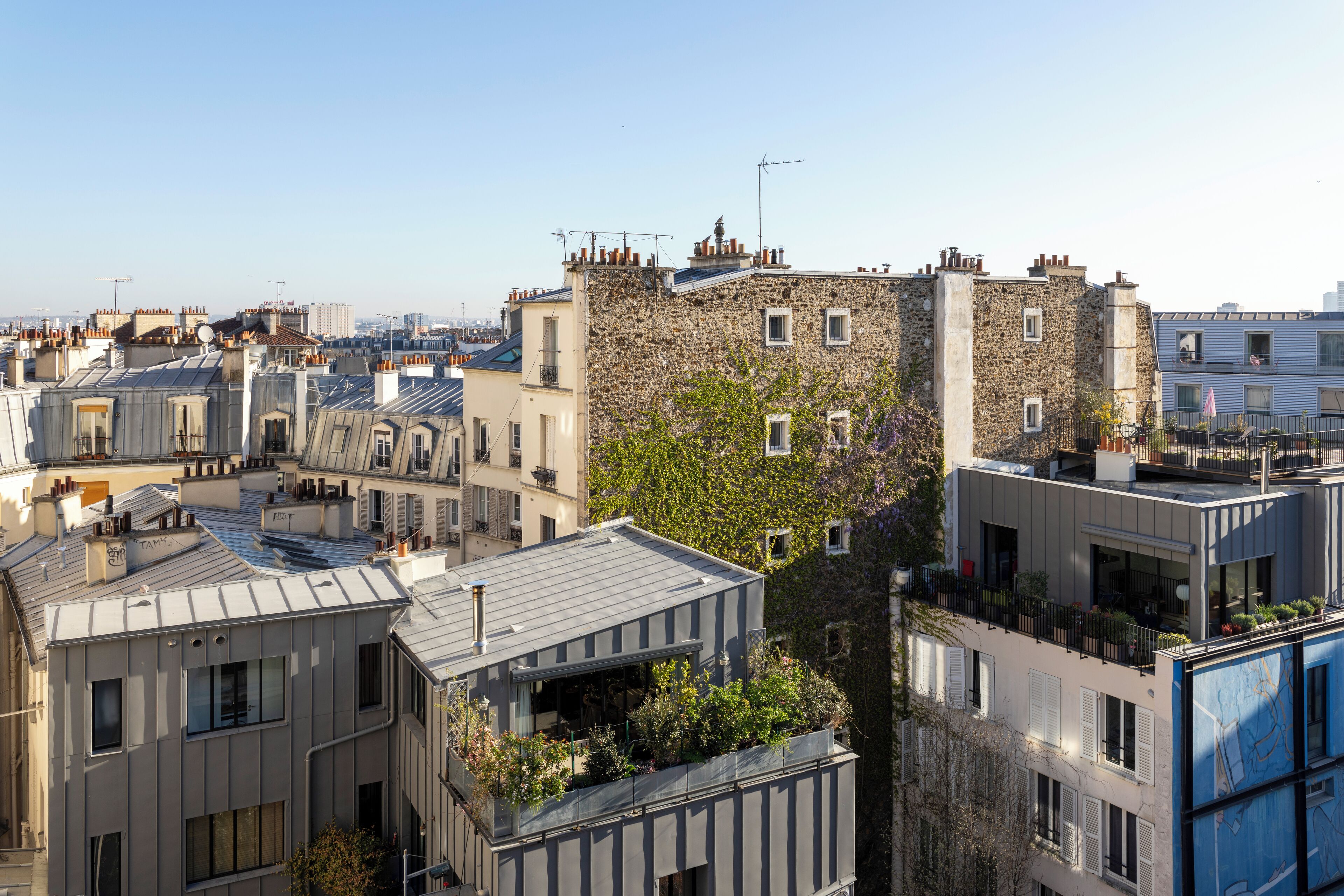 Un edificio moderno en la ciudad con varios balcones y fachada de piedra.