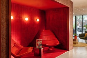 Lobby sitting area - Yuna Montmartre - ApartHotel (Paris)