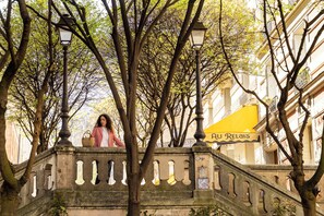 A stone bridge with a sign reading "Au Relais". - Yuna Montmartre - ApartHotel (Paris)
