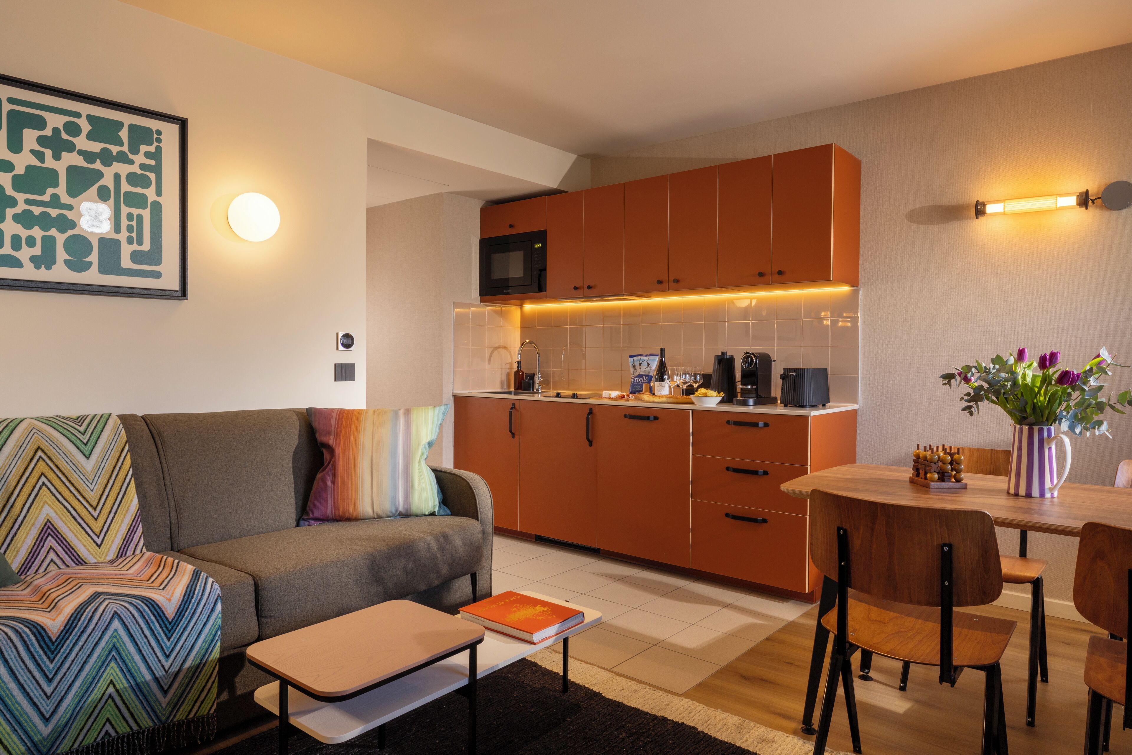 Un apartamento moderno con cocina, comedor y sala de estar.