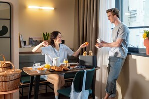 1 bedroom Apartment Premium 4 personnes- 40 m2 | Living area | 70-cm Smart TV with cable channels - Yuna Montmartre - ApartHotel (Paris)