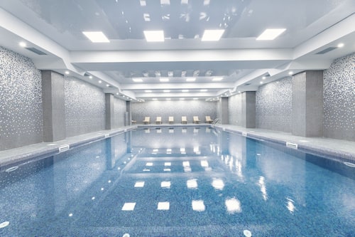 Una piscina cubierta
