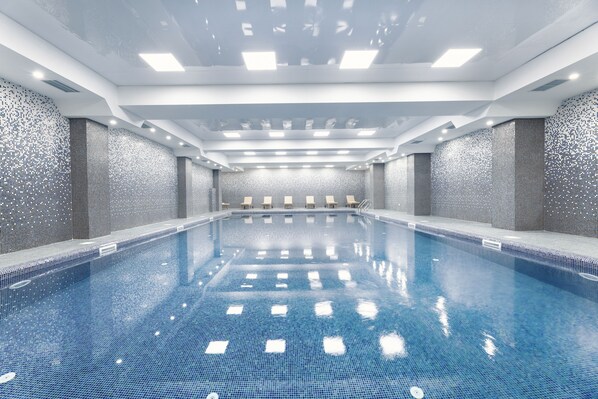 Una piscina cubierta