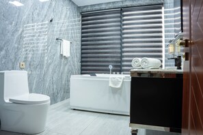 Royal Suite | Baño | Zapatillas