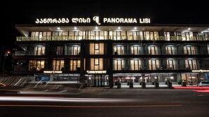 Ein mehrstöckiges Hotel mit einem gut sichtbaren Schild 'Panorama Lisi', mehreren Balkonen und einem Fitnesscenter.