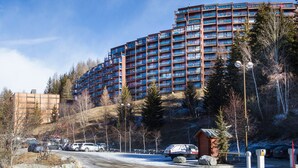 Un hotel moderno a più piani, con balconi su ogni livello.