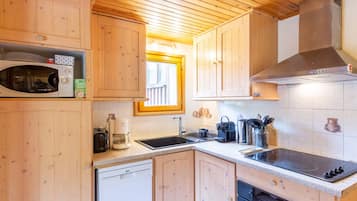 Micro-ondes, four, lave-vaisselle, cafetiĂšre/bouilloire