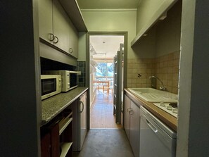 Kjøleskap, mikrobølgeovn, kokeplater og oppvaskmaskin