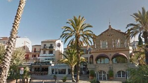 A building with a sign reading "LA MAISON DU LAVANDOU".