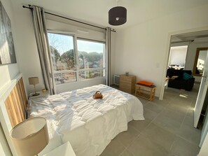 1 sovrum och sängkläder