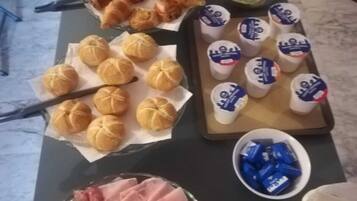 TĂ€gliches inbegriffenes kontinentales FrĂŒhstĂŒck