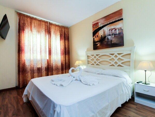 2 bedrooms, free WiFi, wheelchair access - Beachfront Apartment: 2 Bedrooms, Terrace, Pool, Sleeps 6, Lloret de Mar (Lloret de Mar)