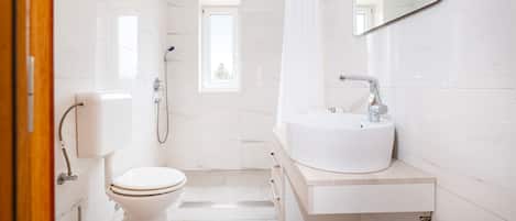 Appartement, 2 chambres, balcon, vue sur le jardin | Salle de bain
