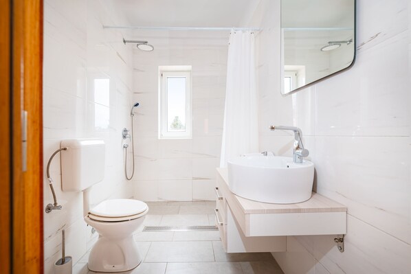 Apartment, 2 Bedrooms, Balcony, Garden View | Bathroom