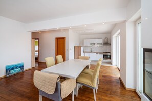 Apartment, 2 Bedrooms, Balcony, Garden View | Dining