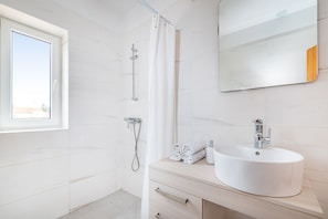 Apartment, 2 Bedrooms, Balcony, Garden View | Bathroom