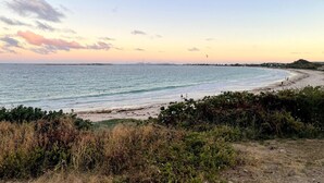 A beach with a clear view of the sea and distant land. - Romantic Getaway Near Orient Bay Beach (Saint-Martin)
